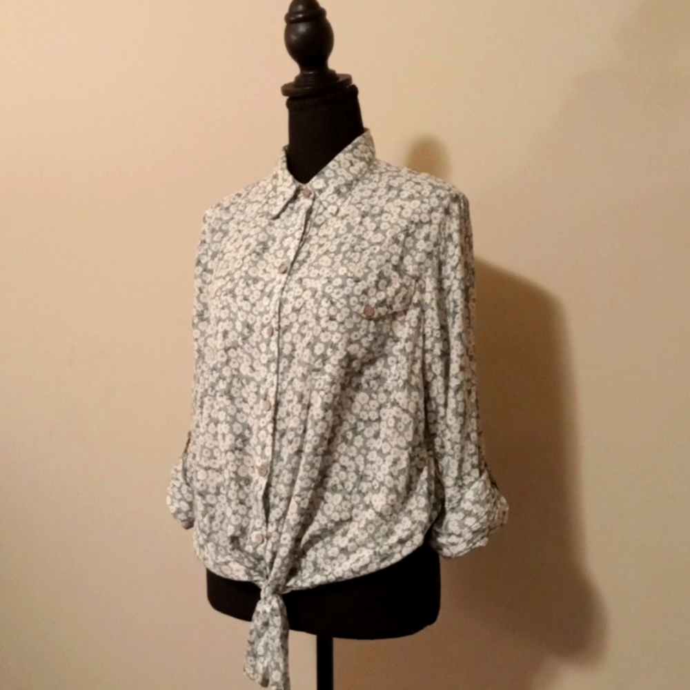 Love Notes Light Green  w/ Daisies Print Button Down Tie Front Shirt Size Large
